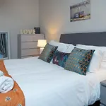 1 Bdr Apartment At Queens Uni By Belfast City Breaks