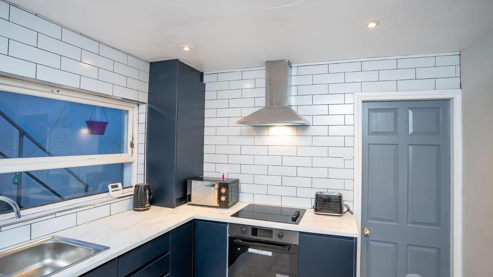 1 Bdr At Queens Uni By Breaks Belfast