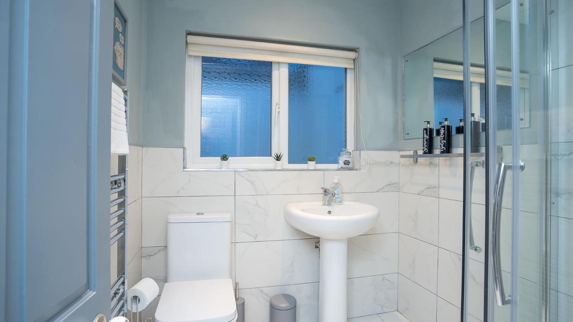 1 Bdr At Queens Uni By Breaks Apartment