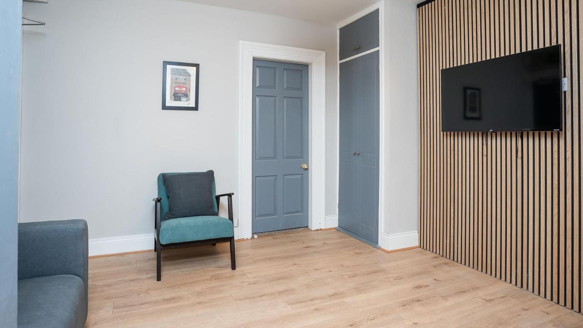 1 Bdr At Queens Uni By Breaks Apartment Belfast