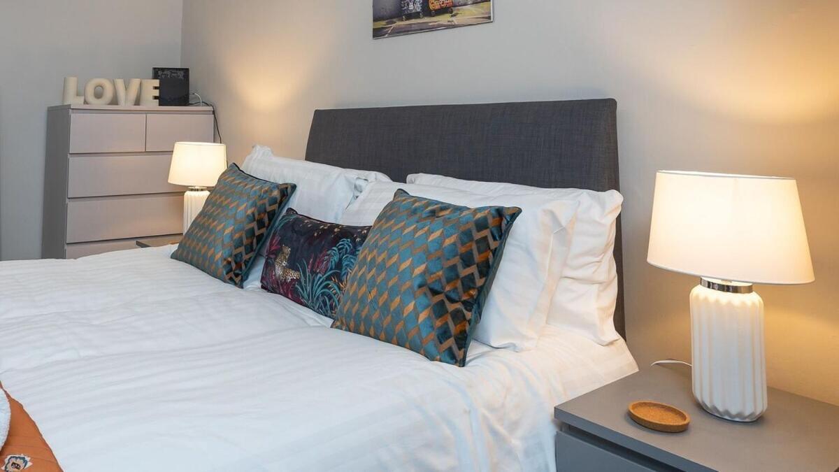 1 Bdr At Queens Uni By Breaks Apartment