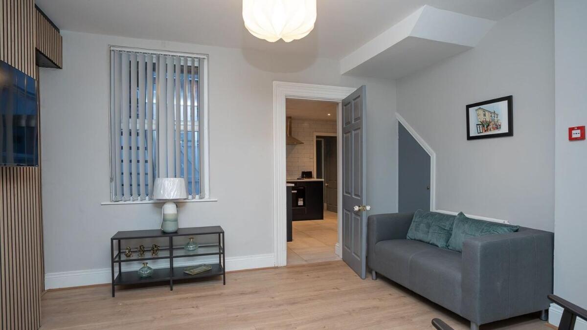 1 Bdr At Queens Uni By Breaks Apartment